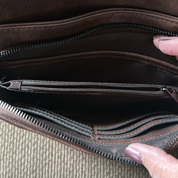 Like new purse. 👜 - Picture 2 of 5